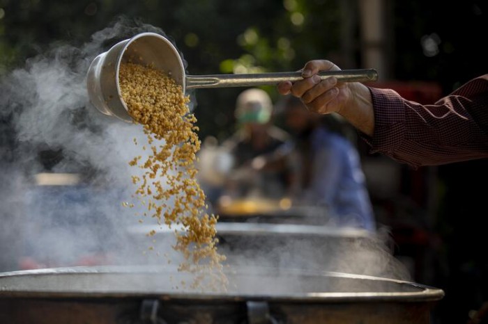 Atalık sarı buğday kazanlarda kaynadı, güneşin kollarına bırakıldı