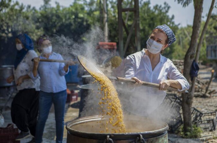 Atalık sarı buğday kazanlarda kaynadı, güneşin kollarına bırakıldı