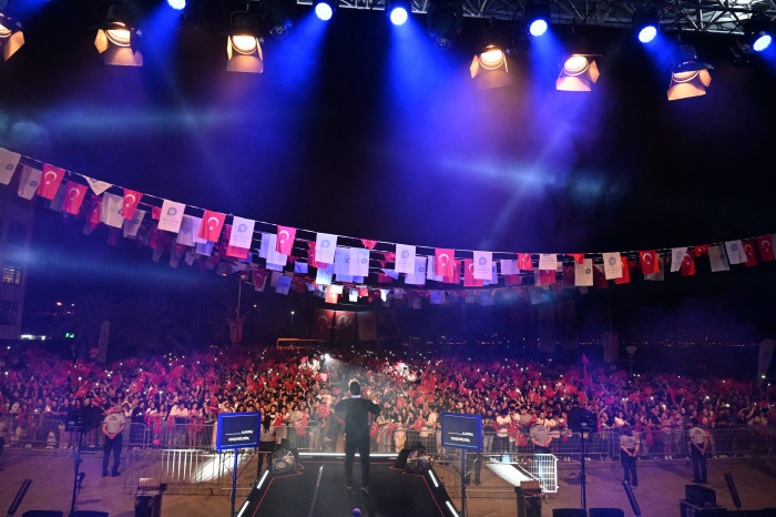 Alanya Cumhuriyetin 100. Yılını Büyükşehir’in Sefo konseri ve 500 dron gösterisi ile ile kutladı