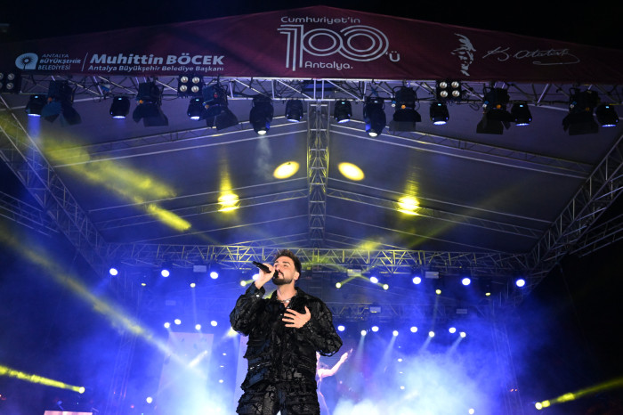 Alanya Cumhuriyetin 100. Yılını Büyükşehir’in Sefo konseri ve 500 dron gösterisi ile ile kutladı