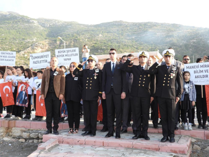 Samandağ'da Atatürk'e saygı zinciri