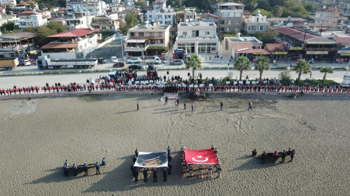 Samandağ'da Atatürk'e saygı zinciri
