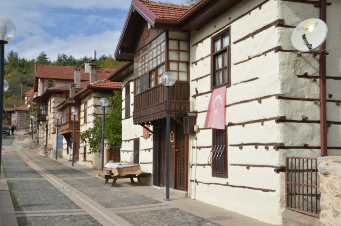 Atatürk'ün bin TL destek verdiği tarihi evler tarihe ışık tutuyor