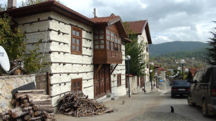 Atatürk'ün bin TL destek verdiği tarihi evler tarihe ışık tutuyor