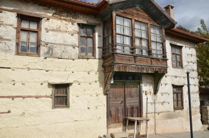 Atatürk'ün bin TL destek verdiği tarihi evler tarihe ışık tutuyor