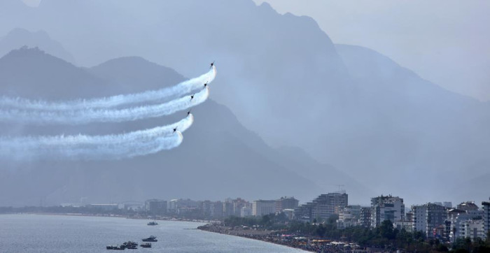 Türk Yıldızları Antalya'da nefes kesti