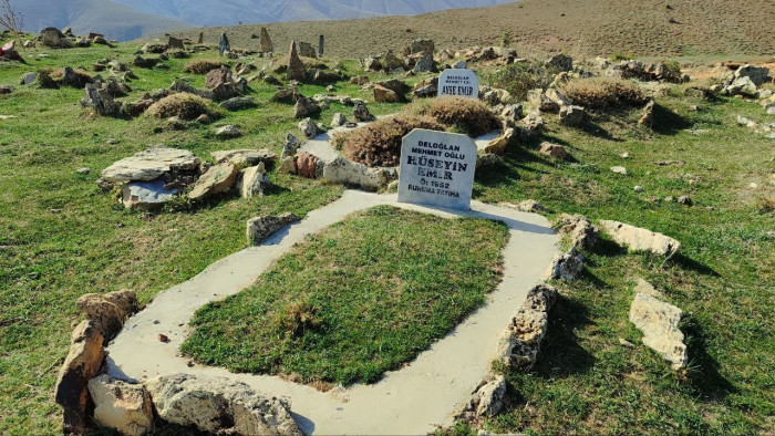 Konargöçer kabristanları görenlerin yüreklerini burkuyor