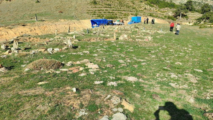 Konargöçer kabristanları görenlerin yüreklerini burkuyor