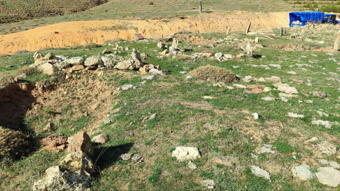 Konargöçer kabristanları görenlerin yüreklerini burkuyor