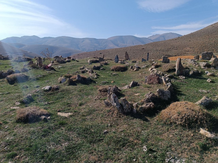 Konargöçer kabristanları görenlerin yüreklerini burkuyor