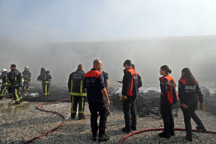 Binlerce plastik kasa alev alev yandı