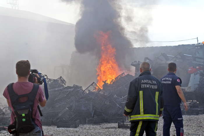 Binlerce plastik kasa alev alev yandı