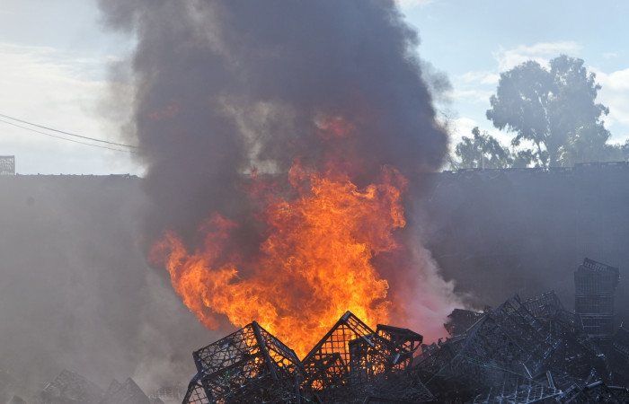Binlerce plastik kasa alev alev yandı