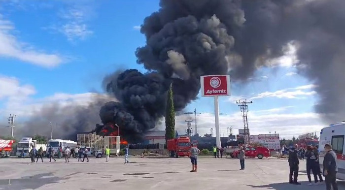 Binlerce plastik kasa alev alev yandı