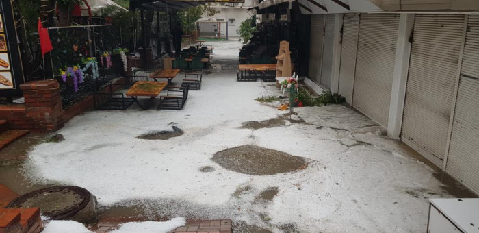 Alanya’da rögarlar taştı, çarşı merkezini su bastı