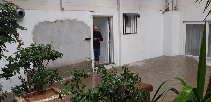 Alanya’da rögarlar taştı, çarşı merkezini su bastı