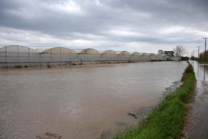 Antalya'da çiftçiler seralarına gitmekte zorlandı