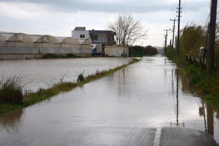 Antalya'da çiftçiler seralarına gitmekte zorlandı
