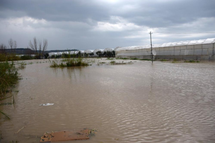 Antalya'da çiftçiler seralarına gitmekte zorlandı
