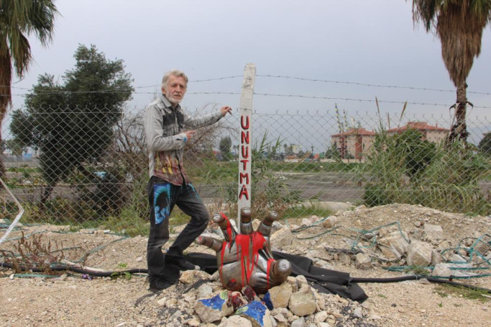 Enkaz kentin konteynerleri onun elinde renkleniyor