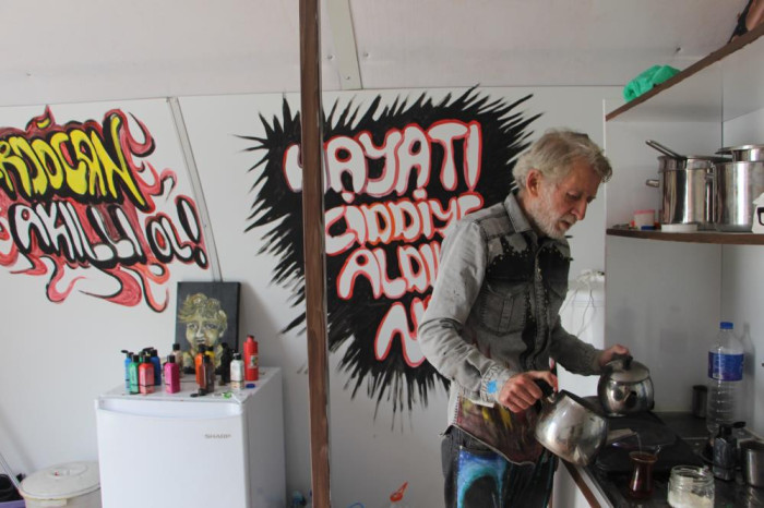 Enkaz kentin konteynerleri onun elinde renkleniyor