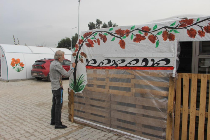 Enkaz kentin konteynerleri onun elinde renkleniyor