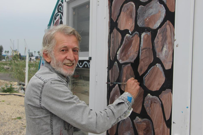 Enkaz kentin konteynerleri onun elinde renkleniyor