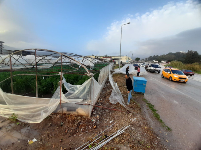 Antalya'da hortum böyle geldi, tarım alanları zarar gördü