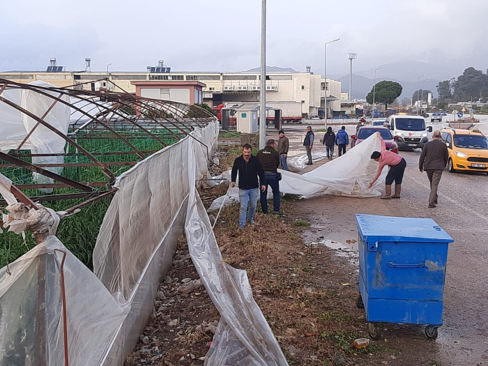 Antalya'da hortum böyle geldi, tarım alanları zarar gördü