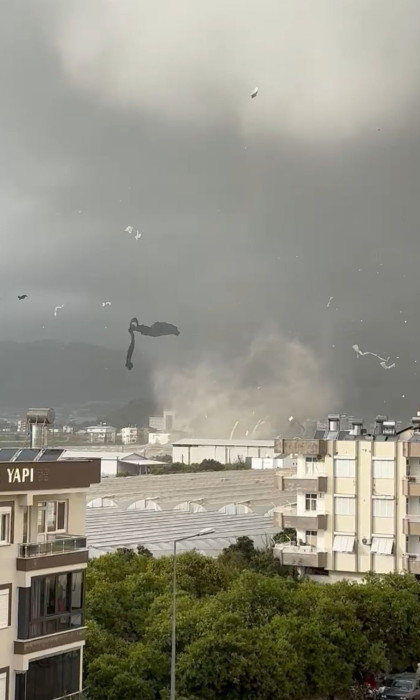 Antalya'da hortum böyle geldi, tarım alanları zarar gördü