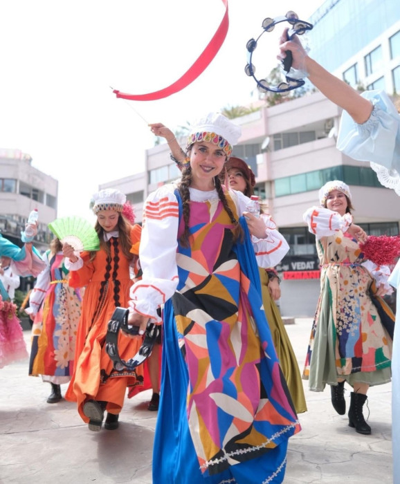  Portakal Çiçeği Karnavalı tüm kenti sardı