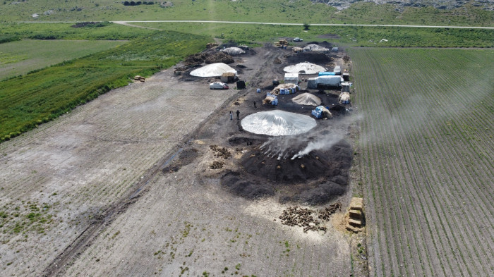 Çukurova sıcağında narenciye odunları mangal kömürüne dönüşüyor