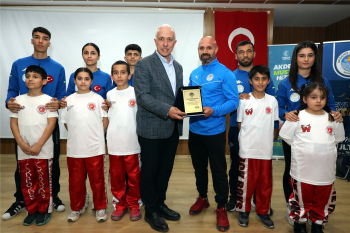 Gültak, sporcu gençler ve aileleriyle buluştu