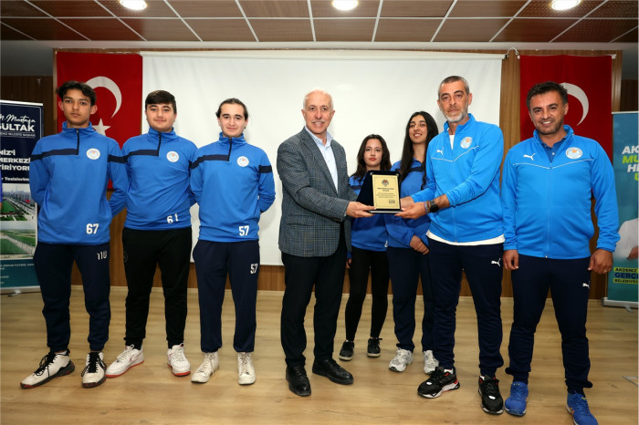 Gültak, sporcu gençler ve aileleriyle buluştu