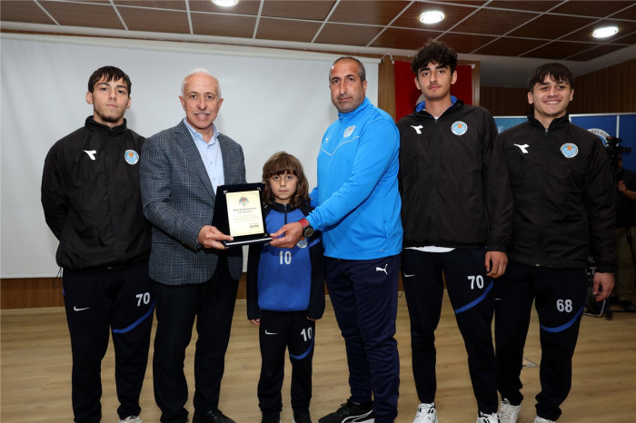 Gültak, sporcu gençler ve aileleriyle buluştu