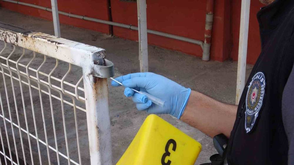 Eline aldığı bı&ccedil;akla yoldan ge&ccedil;enlere dehşeti yaşattı: 1 yaralı