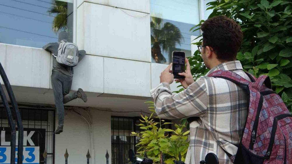 Penceredeki cansız manken ‘hırsız’ı görenler, polisi arıyor, taş atıyor