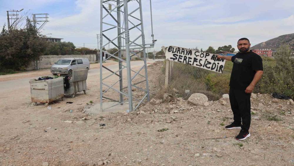 Evinin yanındaki araziye çöp atanlardan bıktı, çözümü 