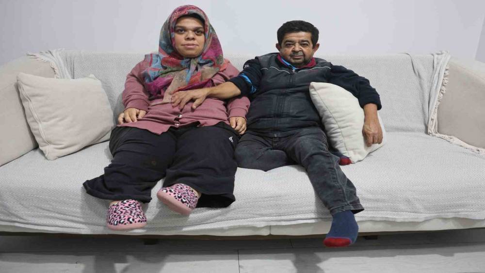 21 yıl sonra evlenerek aşklarına engel tanımayan cüce çift, anne ve baba olacak olmanın heyecanını yaşıyor