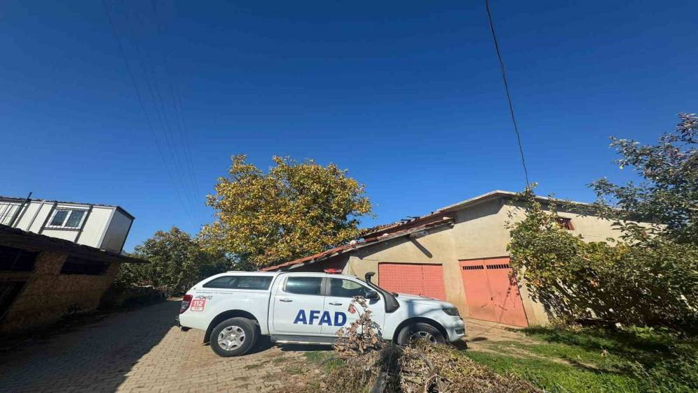 AFAD ekipleri, Eğirdir’de obruk oluşan elma bahçesinde inceleme yaptı