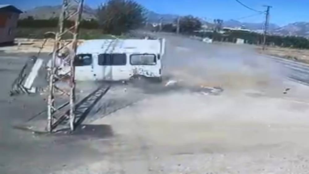 Devrilen minübüsün sürücüsü yaralandı: Kaza anı kamerada