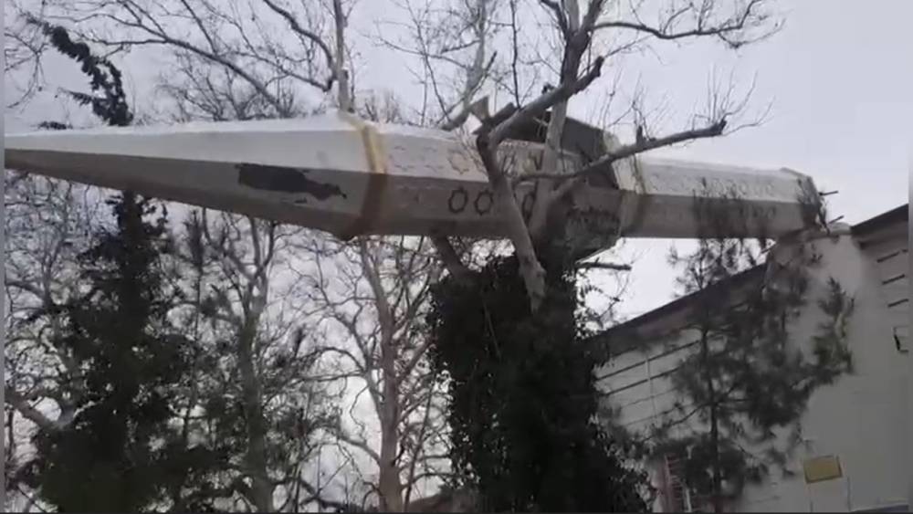 Osmaniye&rsquo;de şiddetli r&uuml;zgar cami minaresini devirdi