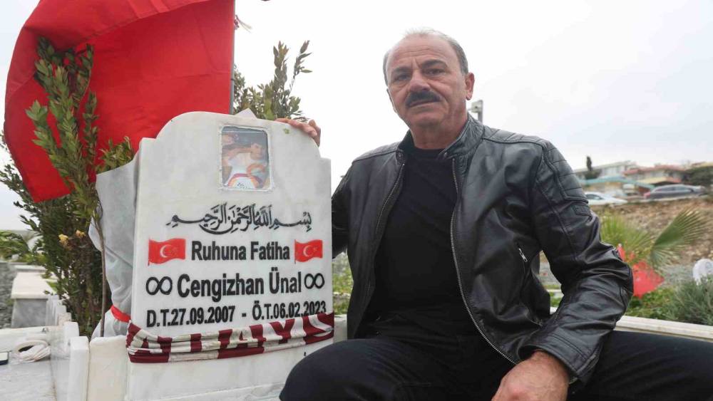 Asrın felaketinin 3&rsquo;&uuml;nc&uuml; yıl d&ouml;n&uuml;m&uuml;nde deprem mezarlığında h&uuml;z&uuml;nlendiren ziyaret