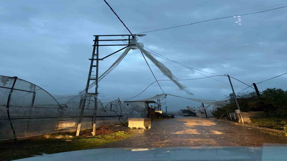 Kumluca&rsquo;da yağmur ve hortum seraları vurdu