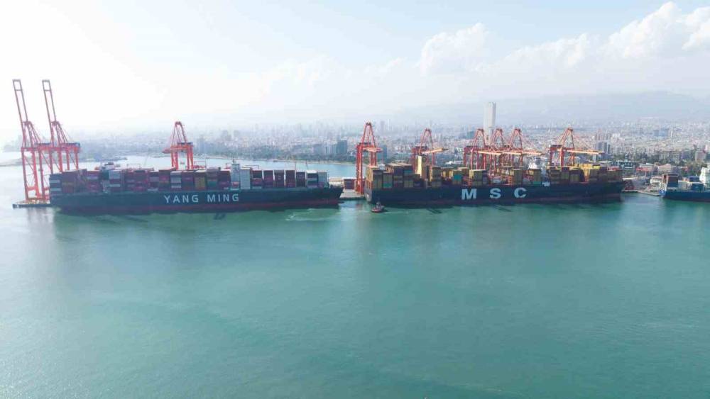 Mersin Limanı’nda tarihi gün: 400 metrelik mega gemi ilk kez demir attı