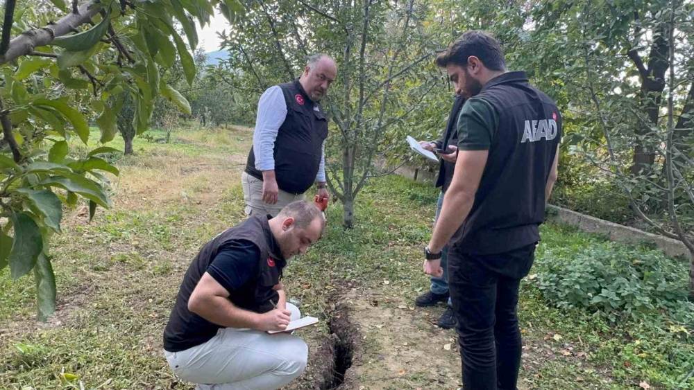 Obrukların oluştuğu, duvarların çatladığı Eğirdir’de AFAD incelemeleri sürüyor