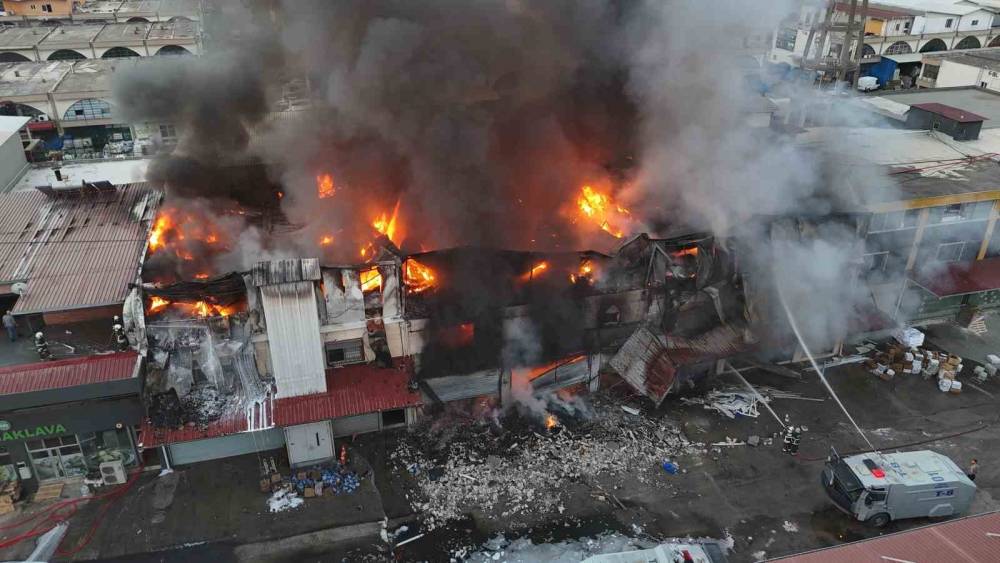 Hırdavat dükkanında çıkan yangını söndürme çalışmaları devam ediyor