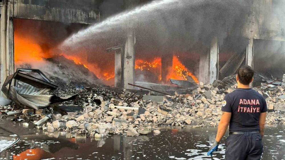 Adana’da hırdavat dükkanında çıkan yangın, kontrol altına alındı