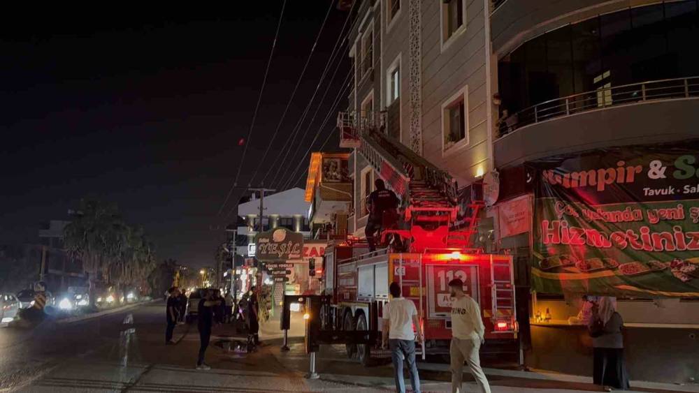 Kapının kapanmasıyla evde mahsur kalan bebek için itfaiye ekipleri zamanla yarıştı