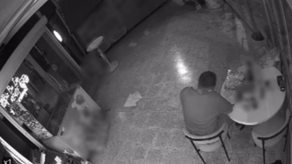 Camını kırıp girdiği markette çilingir sofrasını kurup 1 saat alem yaptı